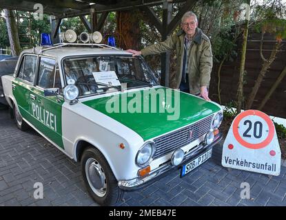 Eggersdorf, Deutschland. 19. Januar 2023. Christian Paul, Sammler, steht neben seiner 1985 erbauten Lada 2100S, die im September 1990 von der „Volkspolizei“ in den Farben der „Polizei“ neu gestrichen wurde. Mit einer Polizistin begann Lada vor etwa 15 Jahren, was sich jetzt zu einer umfangreichen Blaulicht-Sammlung entwickelt hat. Viele Uniformen und noch mehr alte Technologie, es gibt den Sammler Christian Paul zu bewundern. (Zu dpa-KORR 'trügerisch aufrichtig - wenn DDR-Alte wieder aufgefrischt werden') Kredit: Patrick Pleul/dpa/Alamy Live News Stockfoto