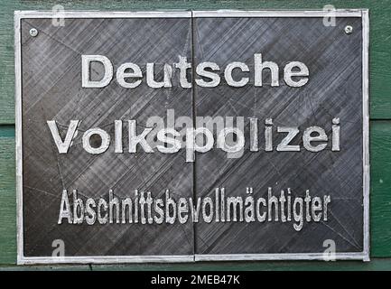 Eggersdorf, Deutschland. 19. Januar 2023. Ein altes Schild aus der DDR-Zeit mit der Inschrift „Deutsche Volkspolizei Abschnittsbevollmächtigter“ ist im Museum des Sammlers Christian Paul zu sehen. Mit einer Polizei begann Lada vor etwa 15 Jahren, was sich jetzt zu einer umfangreichen Blaulicht-Sammlung entwickelt hat. Viele Uniformen und noch mehr alte Technologie, es gibt den Sammler Christian Paul zu bewundern. Kredit: Patrick Pleul/dpa/Alamy Live News Stockfoto