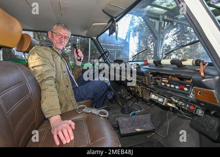 Eggersdorf, Deutschland. 19. Januar 2023. Christian Paul, Sammler, sitzt in seinem 1985 erbauten Lada 2100S, das im September 1990 von der „Volkspolizei“ in die Farben der „Polizei“ umgemalt wurde. Mit einer Polizistin begann Lada vor etwa 15 Jahren, was sich jetzt zu einer umfangreichen Blaulicht-Sammlung entwickelt hat. Viele Uniformen und noch mehr alte Technologie, es gibt den Sammler Christian Paul zu bewundern. (Zu dpa-KORR 'trügerisch aufrichtig - wenn DDR-Alte wieder aufgefrischt werden') Kredit: Patrick Pleul/dpa/Alamy Live News Stockfoto