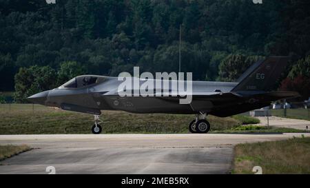 EIN US-AMERIKANISCHER Air Force F-35A Lightning II vom 58. Kampfgeschwader, 33. Kampfflugzeug, Luftwaffenstützpunkt Eglin, Florida, landet nach einer Trainingsmission während Northern Lightning am Volk Field Air National Guard Base, Wisconsin, 15. August 2022. Nomaden, die in Anlagen der 4. Und 5. Generation aus den USA integriert sind Luftwaffe, USA Navy, USA Marine Corps und US Air National Guard während der taktischen Übung, gemeinsame Übung, die den heutigen Luftschlachtraum nachbildet. Stockfoto