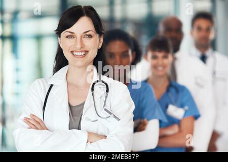 Die Art von Ärzteteam, die sich um dich kümmern soll. Porträt eines vielfältigen Ärzteteams, das in einem Krankenhaus zusammensteht. Stockfoto