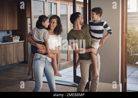 Familienzeit, die wichtigste Zeit. Eine glückliche junge Familie, die zu Hause Zeit miteinander verbringt. Stockfoto