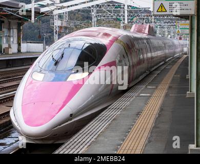 Ein Shinkansen-Zug der JR West 500-Serie in der Hello Kitty-Aufschrift am Bahnhof Shin-Yamaguchi am 23. Januar 2023. Stockfoto