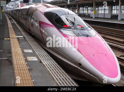 Ein Shinkansen-Zug der JR West 500-Serie in der Hello Kitty-Aufschrift am Bahnhof Shin-Yamaguchi am 23. Januar 2023. Stockfoto