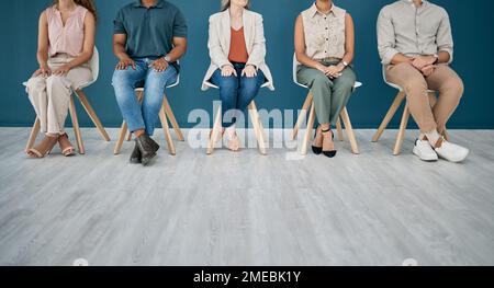 Beine, Einstellung und Leute in einem Wartezimmer für ein Vorstellungsgespräch im Büro. Personalwesen, Arbeitszeit oder Gruppe von Mitarbeitern, Geschäftsleute und -Frauen, die in einem sitzen Stockfoto