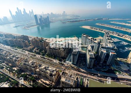 Das Palm Island Panorama mit Dubai Marina im Hintergrund aus der Vogelperspektive Stockfoto