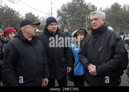 Nicht exklusiv: DNIPRO, UKRAINE - 23. JANUAR 2023 - Leiter des Regionalrats von Dnipropetrovsk, Mykola Lukashuk, und hoher Flüchtlingskommissar der Vereinten Nationen Stockfoto