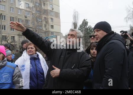 Nicht exklusiv: DNIPRO, UKRAINE - 23. JANUAR 2023 - Leiter des Regionalrats von Dnipropetrovsk, Mykola Lukashuk, und hoher Flüchtlingskommissar der Vereinten Nationen Stockfoto