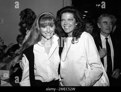 Samantha Eggar und Tochter Jenna Stern bei der Fashion-Benefizveranstaltung der Young Musicians Foundation im Beverly Hilton Hotel in Beverly Hills, Kalifornien, am 10. März 1982 Kredit: Ralph Dominguez/MediaPunch Stockfoto