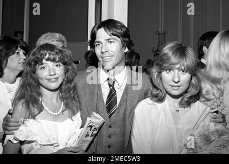 Richard Hatch und Pam Fairchild und Robin Fairchild auf der After-Party zur Eröffnungsnacht von Little Johnny Jones am 6. Mai 1981 im LA Music Center. Kredit: Ralph Dominguez/MediaPunch Stockfoto