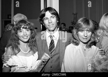 Richard Hatch und Pam Fairchild und Robin Fairchild auf der After-Party zur Eröffnungsnacht von Little Johnny Jones am 6. Mai 1981 im LA Music Center. Kredit: Ralph Dominguez/MediaPunch Stockfoto