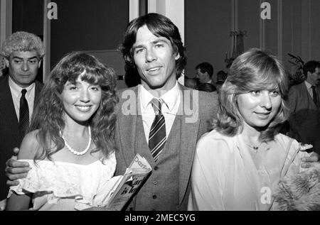 Richard Hatch und Pam Fairchild und Robin Fairchild auf der After-Party zur Eröffnungsnacht von Little Johnny Jones am 6. Mai 1981 im LA Music Center. Kredit: Ralph Dominguez/MediaPunch Stockfoto