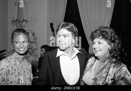 Kay Lenz mit David Cassidy und seiner Mutter Evelyn auf der After-Party zur Premiere von Little Johnny Jones am 6. Mai 1981 im LA Music Center. Kredit: Ralph Dominguez/MediaPunch Stockfoto