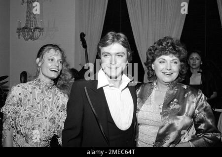 Kay Lenz mit David Cassidy und seiner Mutter Evelyn auf der After-Party zur Premiere von Little Johnny Jones am 6. Mai 1981 im LA Music Center. Kredit: Ralph Dominguez/MediaPunch Stockfoto