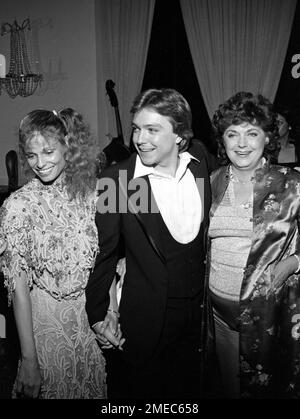 Kay Lenz mit David Cassidy und seiner Mutter Evelyn auf der After-Party zur Premiere von Little Johnny Jones am 6. Mai 1981 im LA Music Center. Kredit: Ralph Dominguez/MediaPunch Stockfoto