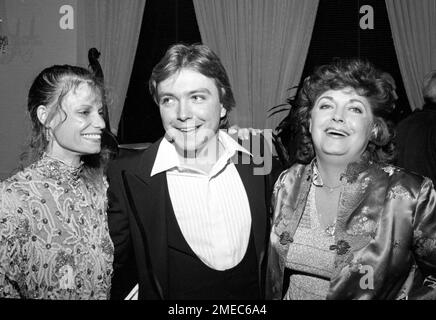 Kay Lenz mit David Cassidy und seiner Mutter Evelyn auf der After-Party zur Premiere von Little Johnny Jones am 6. Mai 1981 im LA Music Center. Kredit: Ralph Dominguez/MediaPunch Stockfoto