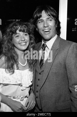 Richard Hatch und Pam Fairchild auf der After-Party zur Eröffnungsnacht von Little Johnny Jones im LA Music Center am 6. Mai 1981. Kredit: Ralph Dominguez/MediaPunch Stockfoto