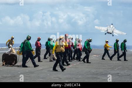 220816-N-YQ181-1114 PHILIPPINISCHES MEER (AUG 16, 2022) Matrosen durchqueren das Flugdeck des einzigen vorwärts eingesetzten Flugzeugträgers der US Navy USS Ronald Reagan (CVN 76), nachdem eine F/A-18E Super Hornet, die an das Royal Maces of Strike Fighter Squadron (VFA) 27 angeschlossen ist, am 16. August in der philippinischen See geflogen ist. Die Royal Maces führen Luftangriff- und Streikkräfte-Escort-Missionen sowie Schiffe, Kampfgruppen- und Geheimdiensteintreibemissionen durch. Ronald Reagan, das Flaggschiff der Carrier Strike Group 5, stellt eine kampfbereite Truppe bereit, die die Vereinigten Staaten schützt und verteidigt, und s Stockfoto