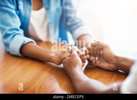 Ich verstehe und stehe Ihnen bei jedem Schritt zur Seite. Nahaufnahme von zwei unbekannten Personen, die sich zu Hause wohlfühlen. Stockfoto