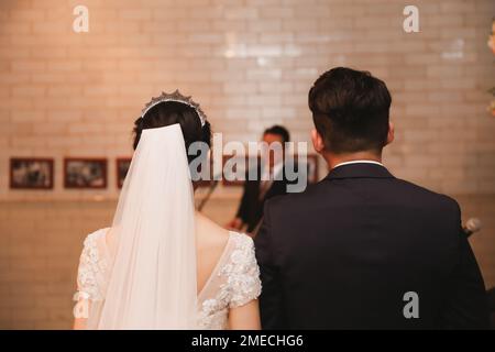 Braut und Groom Rücken umarmen und küssen ein Paar ohne Gesichter Stockfoto