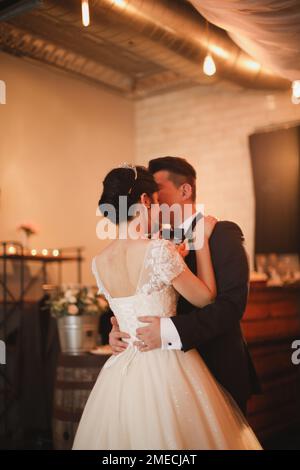 Braut und Groom Rücken umarmen und küssen ein Paar ohne Gesichter Stockfoto