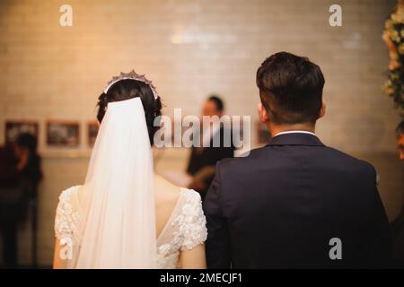 Braut und Groom Rücken umarmen und küssen ein Paar ohne Gesichter Stockfoto