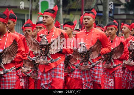 Indonesier bringen nationales Symbol, garuda pancasila Stockfoto