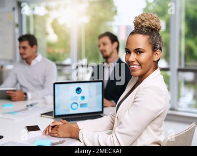 Es war ein informatives und produktives Meeting. Porträt einer jungen Geschäftsfrau, die sich mit ihren Kollegen in einem Büro trifft. Stockfoto