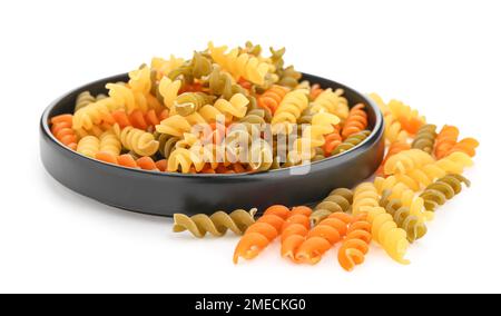 Platte mit roher Fusilli-Pasta auf weißem Hintergrund Stockfoto