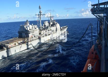 PHILIPPINE SEA (16. August 2022) -- der geführte Raketenkreuzer der Ticonderoga-Klasse USS Antietam (CG 54) erhält Treibstoff vom Henry J. Kaiser-Klasse-Nachfüllöler USNS Tippecanoe (T-AO 199) während des Betriebs in der Philippinen See, 16. August 2022. Das militärische Sealift-Kommando Far East stellt sicher, dass etwa 50 Schiffe im Indo-Pazifik-Raum, einschließlich Tippecanoe, bemannt, ausgebildet und ausgerüstet sind, um die wichtigsten Vorräte, Treibstoff, Fracht und Ausrüstung für Krieger sowohl auf See als auch an Land zu liefern. Wie die USA Die größte Flotte der Navy, 7. Flotte, beschäftigt 50-70 Schiffe und U-Boote Stockfoto