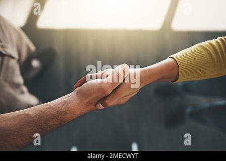 Offiziell Partner. Ein Geschäftsmann und eine Geschäftsfrau, die sich die Hand schütteln. Stockfoto