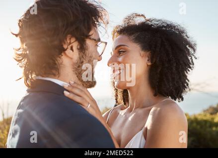 Braut, Bräutigam und Lächeln für die Liebe umarmen, pflegen oder heiraten, um Beziehungen in der Natur zu knüpfen. Glückliches Ehepaar, das vor Freude lächelt Stockfoto