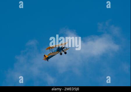 Eine Boeing Stearman PT-13, die dem Commemorative Air Force Historical Museum zugewiesen wurde, führt Musterarbeiten über dem Flugplatz im 180. Fighter Wing am 16. August 2022 in Swanton, Ohio, durch. Die 180FW ist eine Komponente der Ohio National Guard, deren Hauptzweck es ist, Fähigkeiten bereitzustellen, um staatliche und nationale Prioritäten zu erreichen. (Foto der Air National Guard von Senior Master Sgt. Beth Holliker) Stockfoto