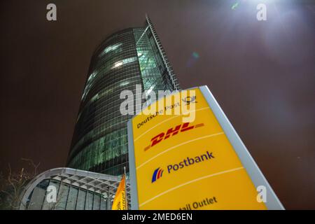 Bonn, Deutschland. 24. Januar 2023. Vor dem Hauptgebäude der Deutschen Post AG in Bonn steht ein Schild. Kredit: Thomas Banneyer/dpa/Alamy Live News Stockfoto