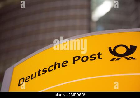 Bonn, Deutschland. 24. Januar 2023. Vor dem Hauptgebäude der Deutschen Post AG in Bonn steht ein Schild. Kredit: Thomas Banneyer/dpa/Alamy Live News Stockfoto