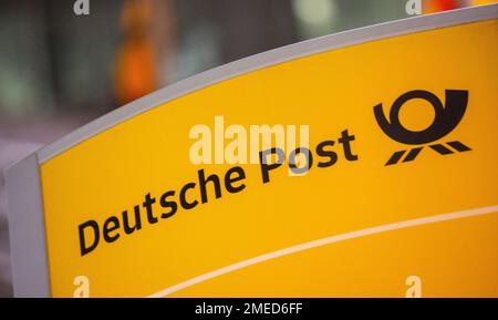 Bonn, Deutschland. 24. Januar 2023. Vor dem Hauptgebäude der Deutschen Post AG in Bonn steht ein Schild. Kredit: Thomas Banneyer/dpa/Alamy Live News Stockfoto