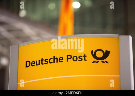 Bonn, Deutschland. 24. Januar 2023. Vor dem Hauptgebäude der Deutschen Post AG in Bonn steht ein Schild. Kredit: Thomas Banneyer/dpa/Alamy Live News Stockfoto