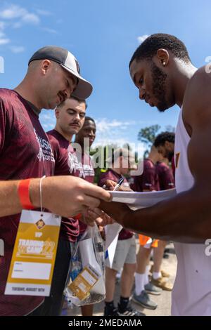 US-Militärangehörige, die auf der Marinestützpunkt Quantico und im Marinestandort Washington stationiert sind, erhalten ein Autogramm von Antonio Gibson, Professioneller American Football Running Back für die Washington Commanders der National Football League (NFL) im Salute to Service Boot Camp, ausgerichtet von den Washington Commanders im Inova Sports Performance Center, Ashburn, Virginia, 16. August 2022. Militärangehörige kamen zu den Kommandeuren und Mitgliedern der USAA zu einer Sonderveranstaltung im Trainingslager, bei der Soldaten und Frauen auf den Übungsfeldern der Kommandeure trainieren konnten. Stockfoto