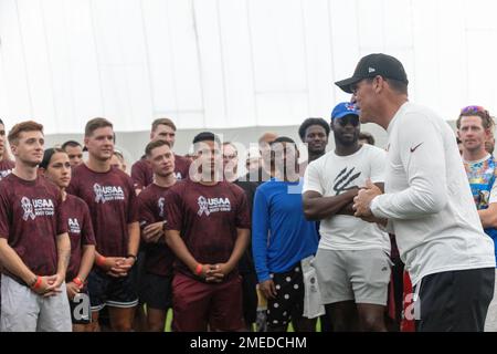 Ron Rivera, Cheftrainer der Washington Commanders of the National Football League (NFL), motiviert Mitglieder der Streitkräfte, die in der Marine Corps Base Quantico und im Naval District Washington im Salute to Service Boot Camp stationiert sind, das von den Washington Commanders im Inova Sports Performance Center, Ashburn, Virginia, am 16. August 2022 ausgerichtet wurde. Militärangehörige kamen zu den Kommandeuren und Mitgliedern der USAA zu einer Sonderveranstaltung im Trainingslager, bei der Soldaten und Frauen auf den Übungsfeldern der Kommandeure trainieren konnten. Stockfoto