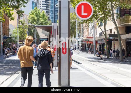 Chinatown Stadtbahn hält im Stadtzentrum von Sydney, Pendler warten auf die nächste Stadtbahn von Sydney, NSW, Australien Stockfoto