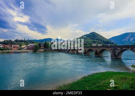 Sehen Sie im Regentag die historische Mehmed-Paša Sokolović-Brücke in Višegrad, über die Drina, Bosnien und Herzegowina Stockfoto