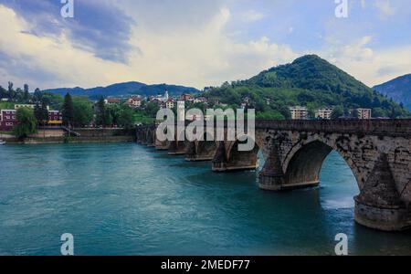 Sehen Sie im Regentag die historische Mehmed-Paša Sokolović-Brücke in Višegrad, über die Drina, Bosnien und Herzegowina Stockfoto