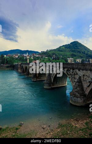 Sehen Sie im Regentag die historische Mehmed-Paša Sokolović-Brücke in Višegrad, über die Drina, Bosnien und Herzegowina Stockfoto