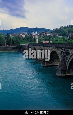 Sehen Sie im Regentag die historische Mehmed-Paša Sokolović-Brücke in Višegrad, über die Drina, Bosnien und Herzegowina Stockfoto