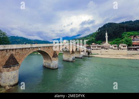 Blick auf die osmanische Brücke Stara Ćuprija im Stadtzentrum von Konjic, Bosnien und Herzegowina Stockfoto