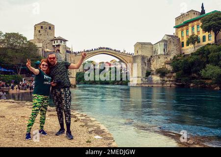 Mann und Frau Touristen in der Nähe der Alten Brücke im Herzen der Altstadt von Mostar, Bosnien und Herzegowina Stockfoto