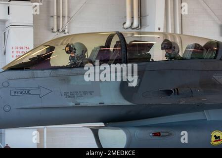 Colonel Justin Spears, 49. Wing Commander, und Major Michael McCann, 8. Kampfgeschwader F-16 Viper Pilot, startet am 16. August 2022 auf der Holloman Air Force Base, New Mexico. Der 8. FS ist eines von fünf F-16-Trainingsgeschwadern auf Holloman. Stockfoto