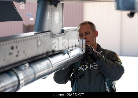 Oberst Justin Spears, 49.-Flügelkommandant, überprüft eine F-16 Viper am 16. August 2022 auf der Holloman Air Force Base, New Mexico. Das war Spears' erster Flug in einer F-16, seit er auf Holloman ankam. Stockfoto