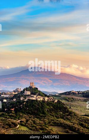 Blick über Castiglione d'Orcia im Abendlicht im Val d'Orcia in der Toskana, Italien, mit Monte Amiata im Hintergrund. Stockfoto