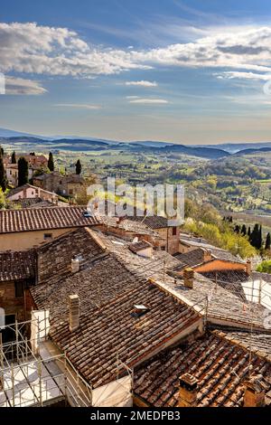 Blick über die Dächer von Montepulciano in das Val d'Orcia in der Toskana, Italien. Stockfoto